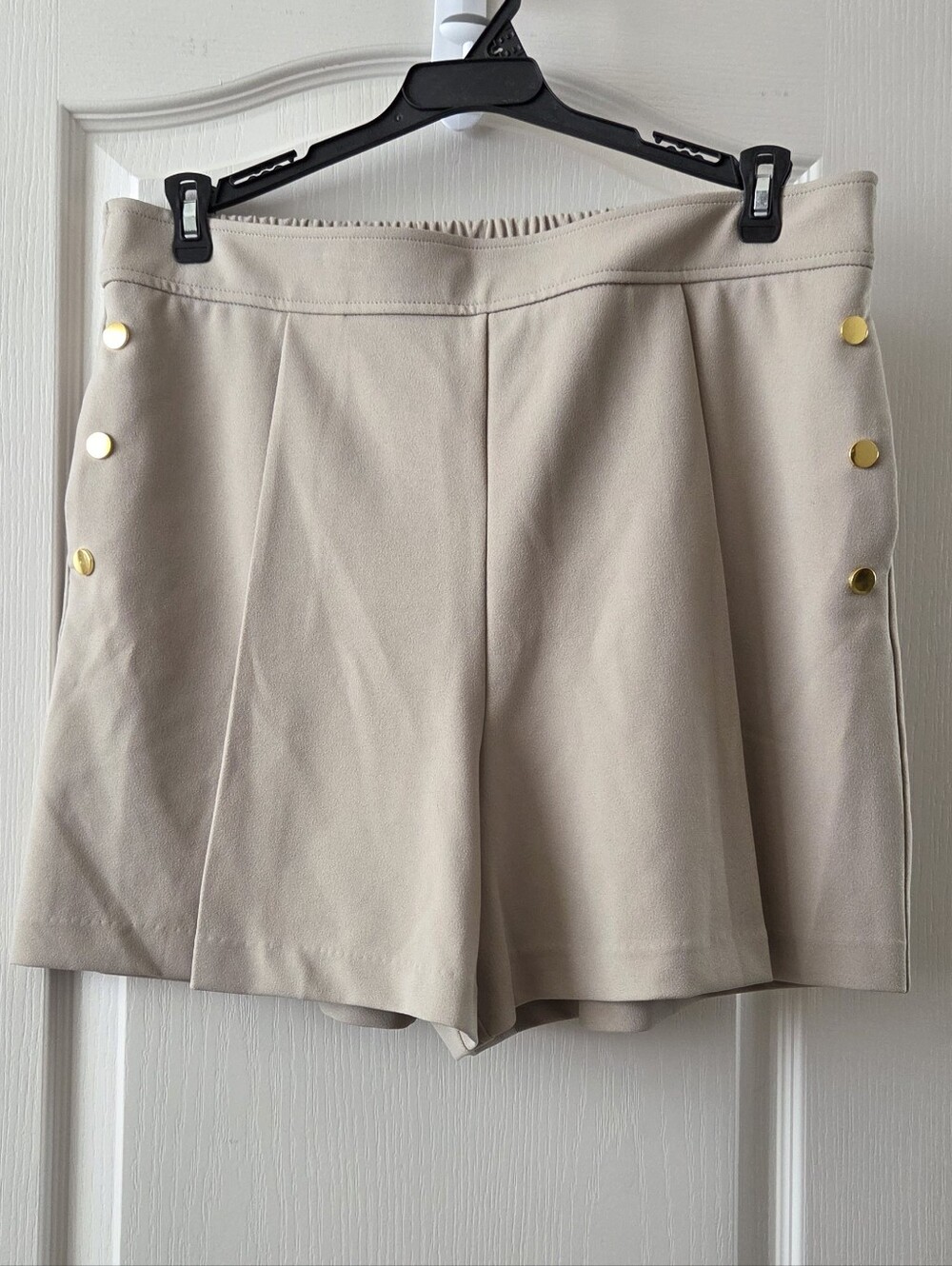 Ellen Tracy Cream High-Waist Pleated Bermuda Shorts with Gold Buttons Sz Large